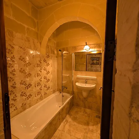 Ta' Gigi Retreat For 10, 5 Bedroom With Views!