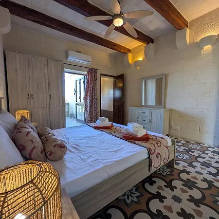 Ta' Gigi Retreat For 10, 5 Bedroom With Views! * Għarb