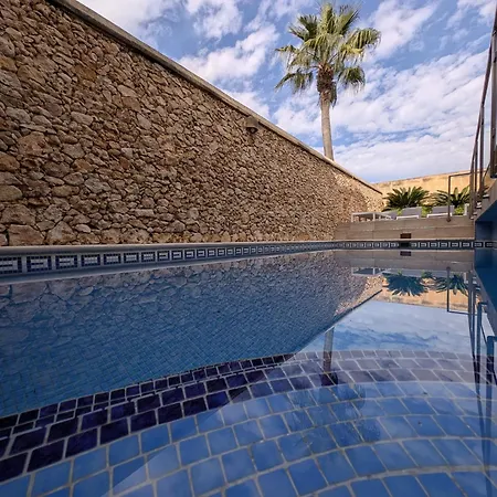 Villa Ta' Gigi Retreat For 10, 5 Bedroom With Views!