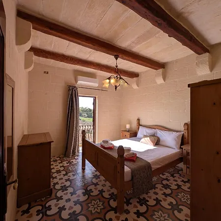 Ta' Gigi Retreat For 10, 5 Bedroom With Views! Għarb