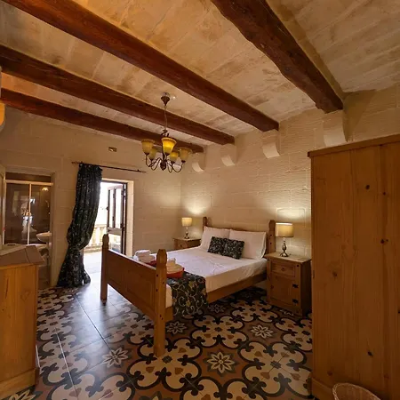 Villa Ta' Gigi Retreat For 10, 5 Bedroom With Views!