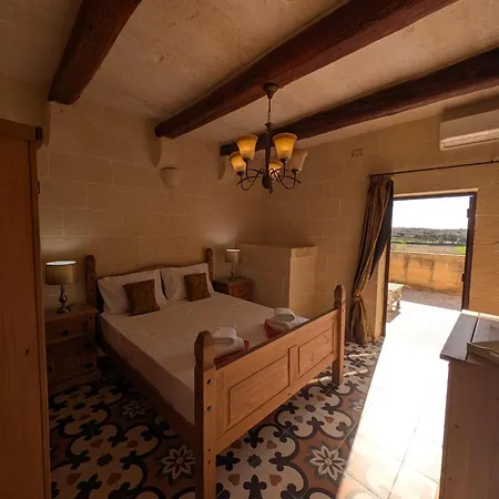 Villa Ta' Gigi Retreat For 10, 5 Bedroom With Views!