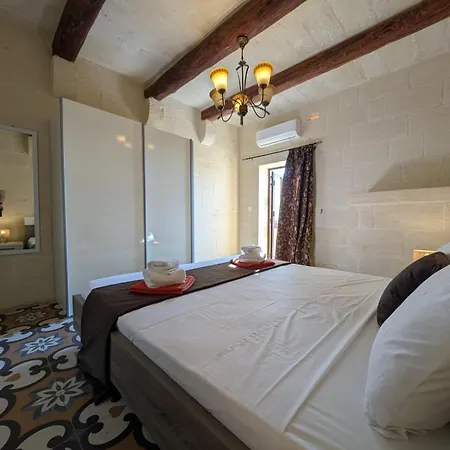 Villa Ta' Gigi Retreat For 10, 5 Bedroom With Views! *