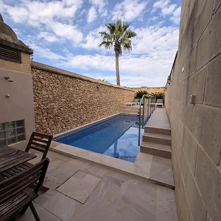 Villa Ta' Gigi Retreat For 10, 5 Bedroom With Views! *