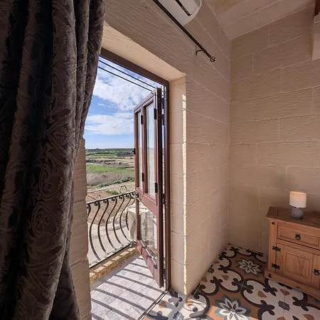 Ta' Gigi Retreat For 10, 5 Bedroom With Views! Għarb
