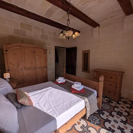 Ta' Gigi Retreat For 10, 5 Bedroom With Views! Villa