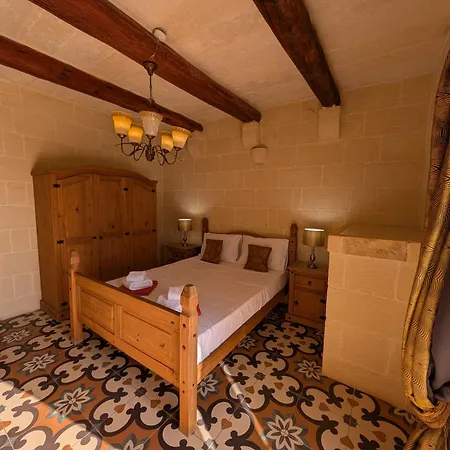 Villa Ta' Gigi Retreat For 10, 5 Bedroom With Views!