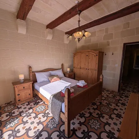 Ta' Gigi Retreat For 10, 5 Bedroom With Views! Willa Għarb