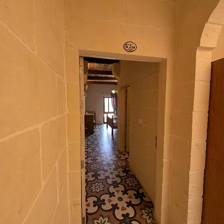 Ta' Gigi Retreat For 10, 5 Bedroom With Views! * Għarb
