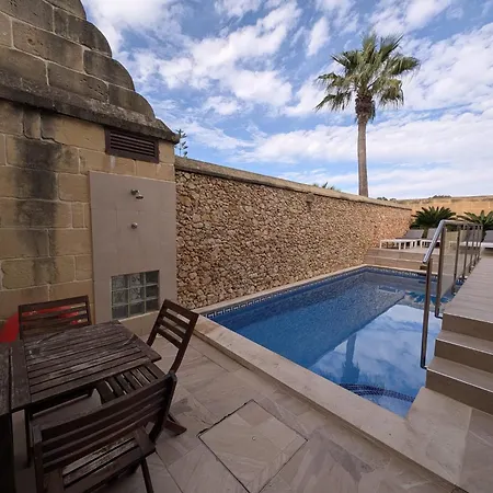 Villa Ta' Gigi Retreat For 10, 5 Bedroom With Views! Għarb