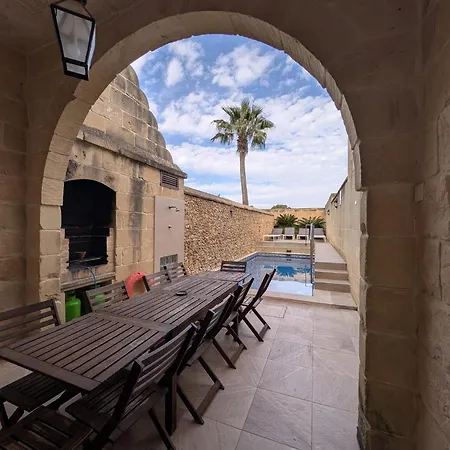 Villa Ta' Gigi Retreat For 10, 5 Bedroom With Views!