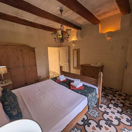Ta' Gigi Retreat For 10, 5 Bedroom With Views! Villa