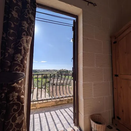 Ta' Gigi Retreat For 10, 5 Bedroom With Views! Għarb