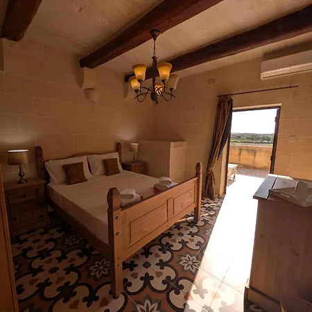 Villa Ta' Gigi Retreat For 10, 5 Bedroom With Views!