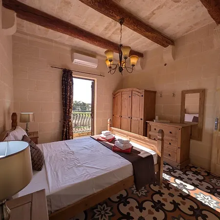 Ta' Gigi Retreat For 10, 5 Bedroom With Views!
