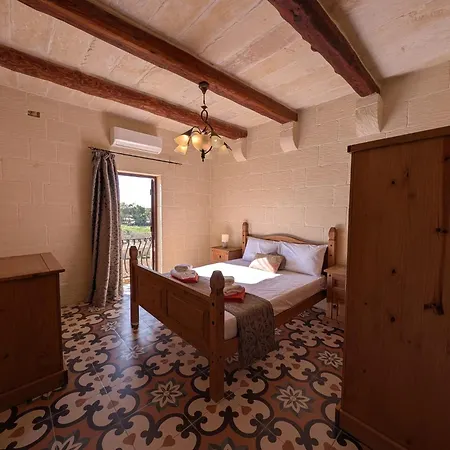 Ta' Gigi Retreat For 10, 5 Bedroom With Views! Villa Għarb