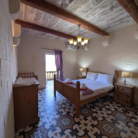 Ta' Gigi Retreat For 10, 5 Bedroom With Views! Villa