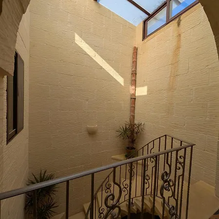 Villa Ta' Gigi Retreat For 10, 5 Bedroom With Views!