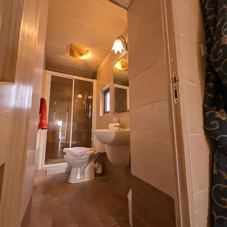 Ta' Gigi Retreat For 10, 5 Bedroom With Views! Għarb