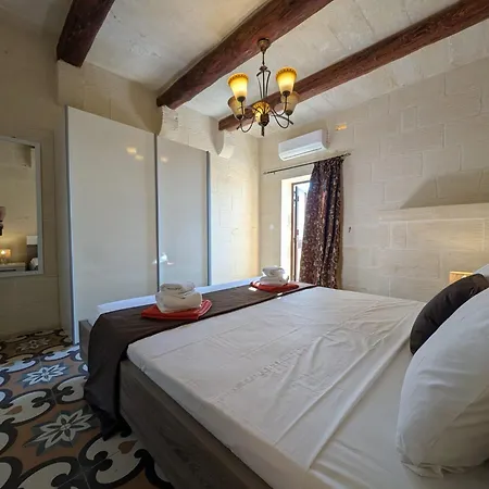 Villa Ta' Gigi Retreat For 10, 5 Bedroom With Views! Għarb