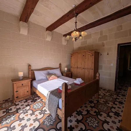 Ta' Gigi Retreat For 10, 5 Bedroom With Views! Għarb