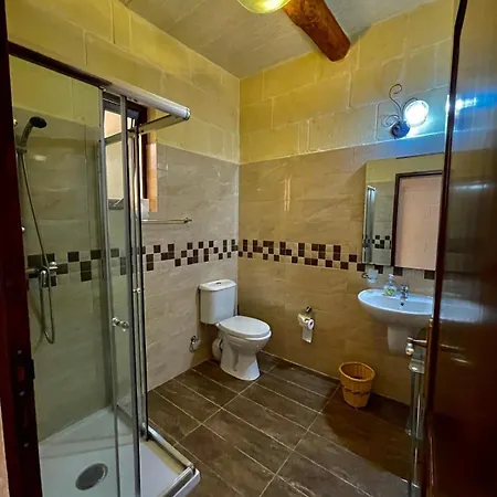 Ta' Gigi Retreat For 10, 5 Bedroom With Views! * Għarb