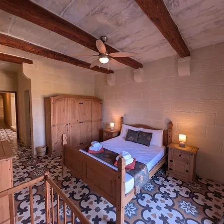 Ta' Gigi Retreat For 10, 5 Bedroom With Views! Villa Għarb