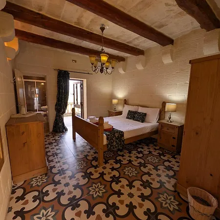 Ta' Gigi Retreat For 10, 5 Bedroom With Views!